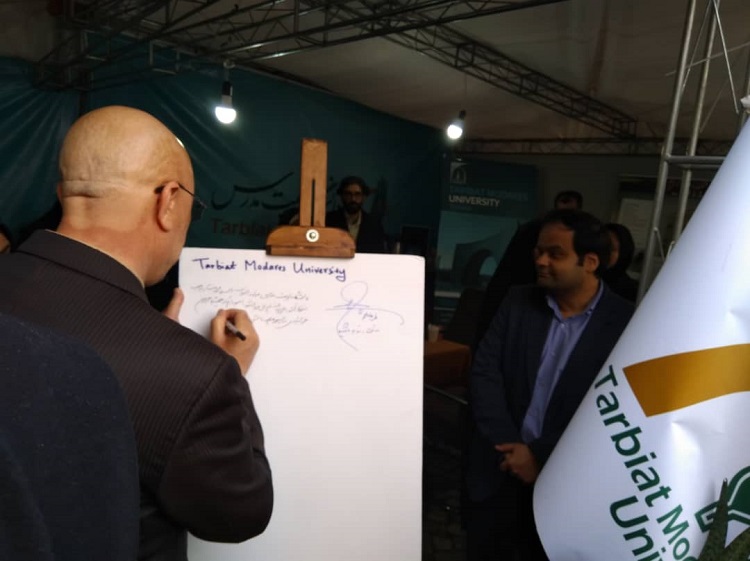 بازدید وزیر علوم از غرفه دانشگاه تربیت مدرس در اولین جشنواره جذب دانشجویان بین‌الملل